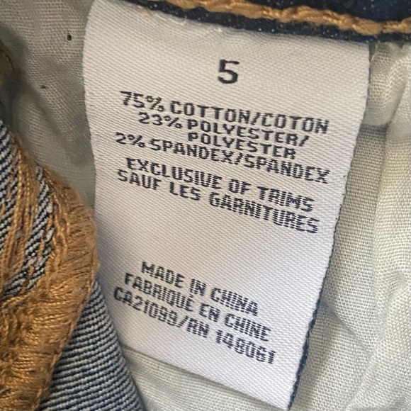 Eighty Two women blue denim cuffed hemline jeans shorts. Size 05. Used. - Picture 3 of 5